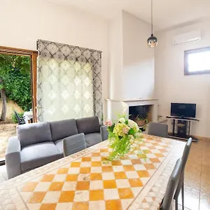 Casa Di Betty , Càbras Italia