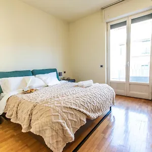 Ihost - Niccolini 21 , Milano Italia